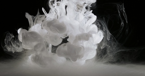 白色涂料在水中作为烟雾的慢动作
