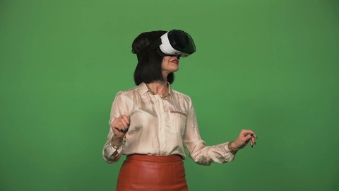 使用虚拟现实眼镜的女人视频素材模板下载