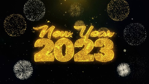 黄金颗粒烟花汇演上的2023年新年文字祝福。视频素材模板下载
