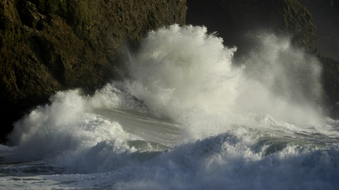海浪冲浪撞击岩石