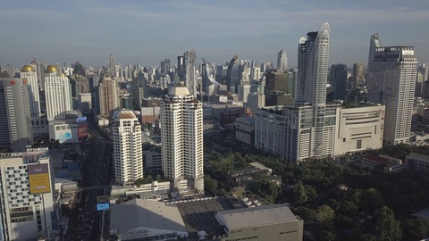 空中朝向巴吞湾商业区，曼谷，泰国视频素材模板下载