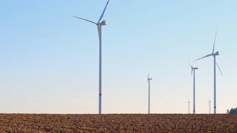 风力涡轮机。自然可再生能源。风力发电机。视频素材模板下载