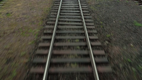 运动中在铁路上的视野，从第一辆火车头的前窗口看视频素材模板下载