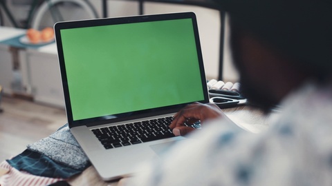 双手使用绿色屏幕的笔记本电脑镜头素材