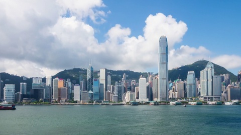 蓝天下的香港维多利亚港