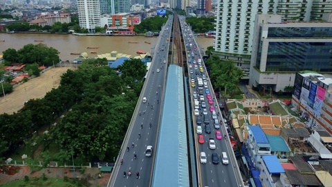 泰国曼谷湄南河上的无人机萨潘塔克辛大桥，视频素材模板下载