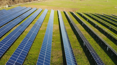 草地上排放整齐的太阳能电池板视频素材模板下载
