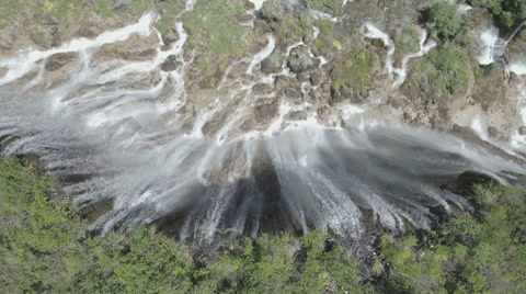 无人机在中国国家公园的瀑布上缓慢飞行视频素材模板下载