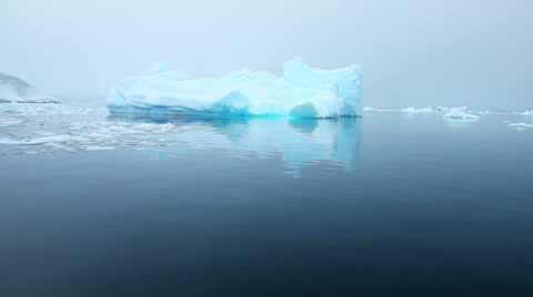 在南极洲航行冰山