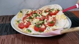 新鲜西红柿和融化奶酪油炸玉米饼高清在线视频素材下载