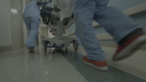 护士在医院走廊的轮床高清视频
