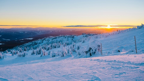 日落时分，在大白滑雪场的子弹椅上视频素材模板下载