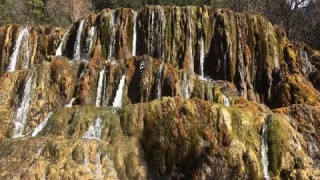 黄龙山，位于中国四川，拥有美丽的自然石灰岩池塘视频素材模板下载