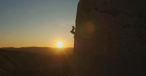 日落时分运动员在攀岩