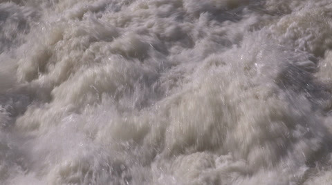 春季洪水条件下的怒涛河流视频素材模板下载
