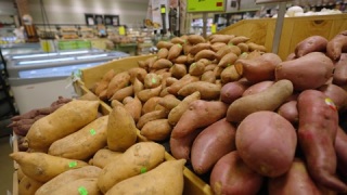 杂货店里陈列的土豆和红薯。有机的视频素材模板下载