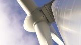 风力涡轮机旋转产生可再生能源的鸟瞰图。镜头高清在线视频素材下载