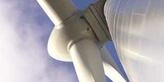 风力涡轮机旋转产生可再生能源的鸟瞰图。镜头