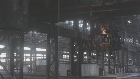 在工厂内的桥式起重机大型工厂的地面起重机在工厂内的桥式起重机