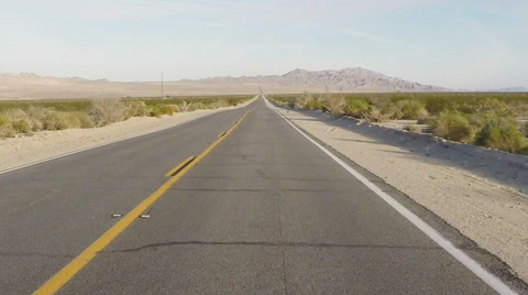 汽车视角 - 莫哈维沙漠公路延伸到地平线视频素材模板下载