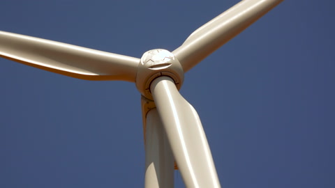 敖德萨，蓝天下的绿色能源风力涡轮机视频素材模板下载