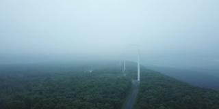 道路和风力涡轮机，有雾的背景。