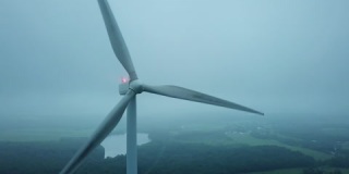风力涡轮机的侧面和正面照片，背景是雾。开枪