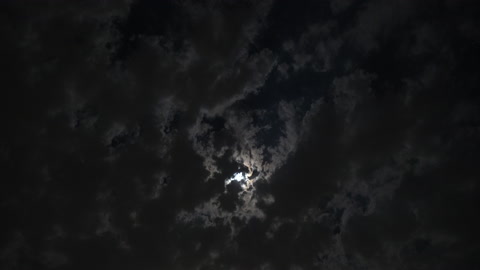 云朵飘过夜空在这诡异的月亮前