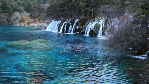 五颜六色的湖，瀑布，森林，山脉在中国冬天的九寨沟