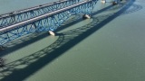 从南格兰德岛桥上可以看到投射在河面上的车辆的影子高清在线视频素材下载