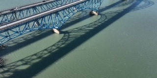 从南格兰德岛桥上可以看到投射在河面上的车辆的影子
