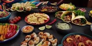 墨西哥餐厅。墨西哥玉米片、墨西哥卷饼、墨西哥卷饼沙拉、鳄梨色拉开胃菜
