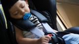 睡在汽车座椅上的可爱孩子高清在线视频素材下载