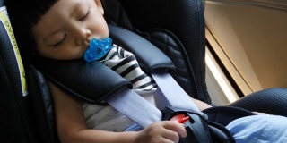 睡在汽车座椅上的可爱孩子