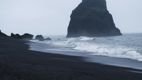 冰岛维克附近的黑沙滩上，有强大海浪缓慢移动的慢动作