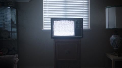 客厅旧电视播放静态相机娃娃