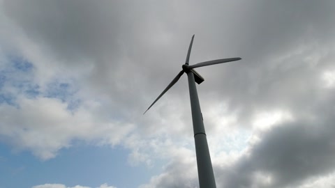 带叶片的风力涡轮机风车生产清洁的替代可再生能源视频素材模板下载