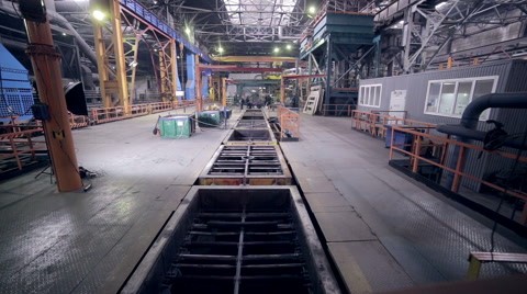 重工业工厂的自动化机器人焊接线视频素材模板下载