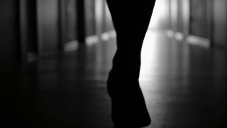 高跟鞋走路的女性腿部剪影视频素材模板下载