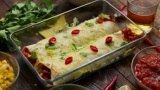 蔬菜墨西哥卷饼装在玻璃耐热盘子里。有萨尔萨酱、鳄梨色拉酱、玉米片高清在线视频素材下载