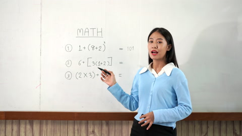 一位年轻聪明的女教师在课堂上解释数学难题的决定视频素材模板下载