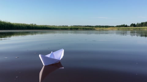 小纸船漂在河上