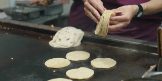 在墨西哥为玉米卷做玉米饼