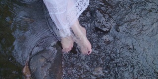 女人的脚在流水中