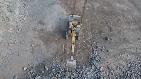 挖掘机在采石场中开采爆破的岩石视频素材模板下载