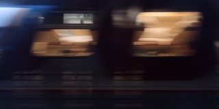 固定机位拍摄夜晚高速行驶中的火车车窗