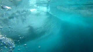 在海洋中如水晶般清晰的桶形波视频素材模板下载