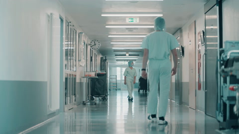 医院走廊里来往的医护人员视频素材模板下载