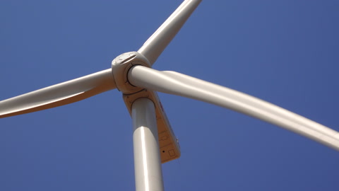乌克兰敖德萨，蓝天下的绿色能源风力涡轮机视频素材模板下载