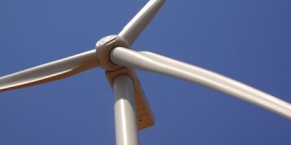 乌克兰敖德萨，蓝天下的绿色能源风力涡轮机